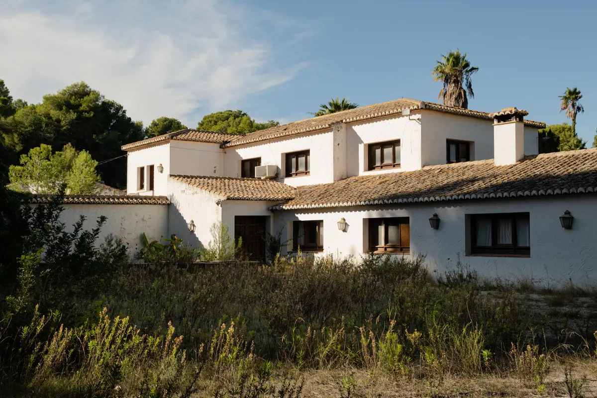 Casa Tosalet, the whitewashed house among pines and palms, current state